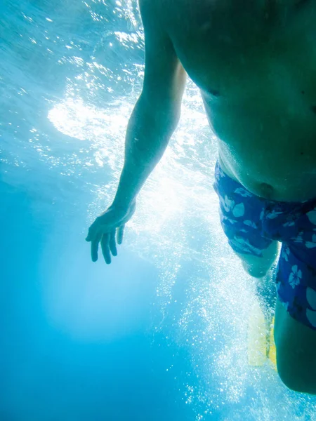 Vista Bajo Ángulo Del Hombre Nadando Bajo Mar Creta Grecia — Foto de Stock