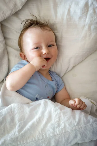 Portret Van Baby Jongen Liggend Bed — Stockfoto