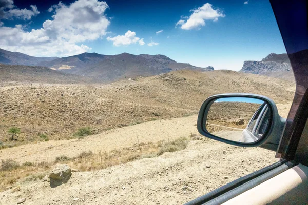 Yakın çekim yan ayna bir araba ve görünümü Dağları, Crete, Yunanistan