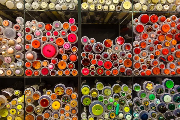 Satılık Tekstil Dükkanında Dikiş Düğmeleri Çeşitli — Stok fotoğraf