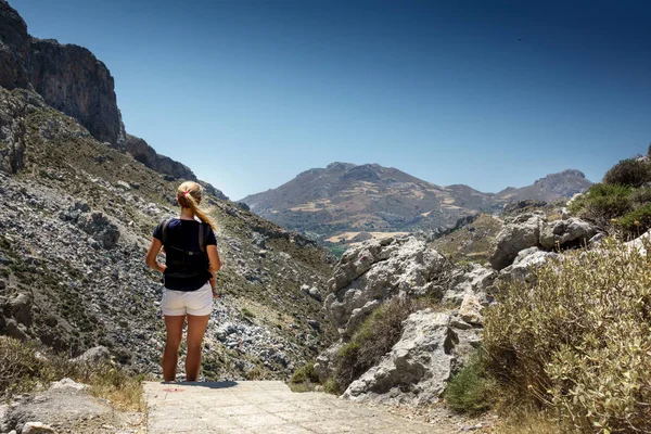 Achteraanzicht Van Jonge Vrouw Met Uitzicht Bergen Kreta Griekenland — Stockfoto