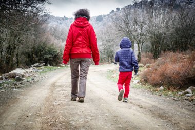 Girit Yunanistan orman yürüyen anne ve oğlu arka görünümü