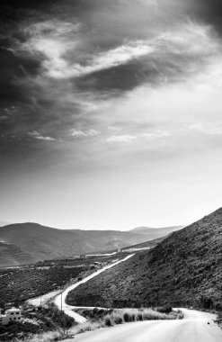 Yol, Girit, Yunanistan dağlarda gidiyor görünümünü mesafe