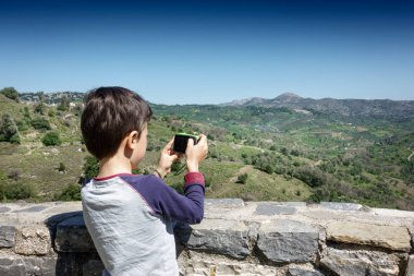 Crete, Yunanistan, manzara fotoğrafçılığı çocuğun arkadan görünüş