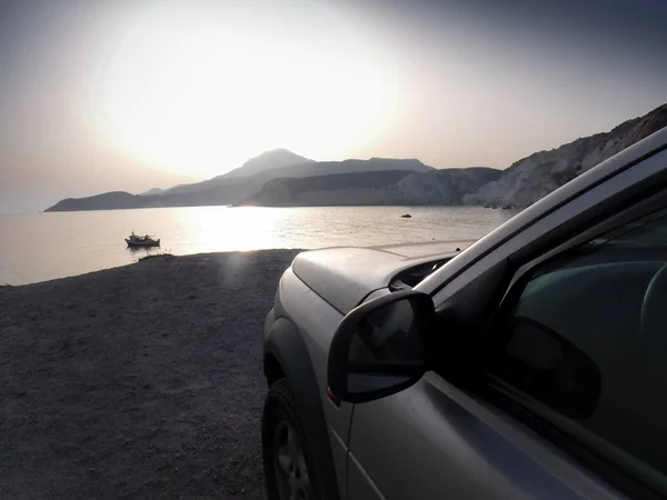 Автомобиль Море Горах Время Заката Острове Милос Греция — стоковое фото