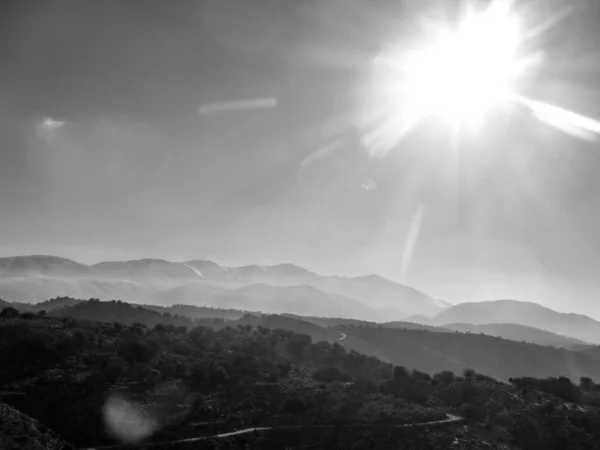 明亮阳光下的山景 — 图库照片