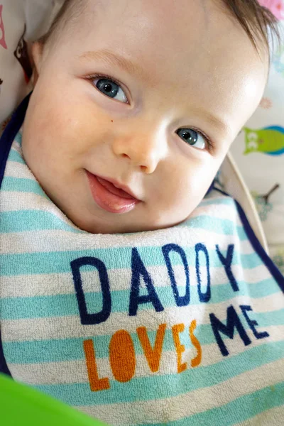 Metin Ile Önlük Giyen Bir Battaniye Var Yalan Erkek Bebek — Stok fotoğraf
