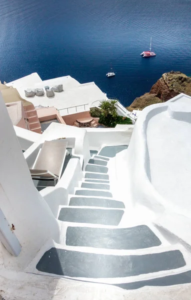 Passos Arquitetônicos Tradicionais Com Barco Mar Santorini Grécia — Fotografia de Stock
