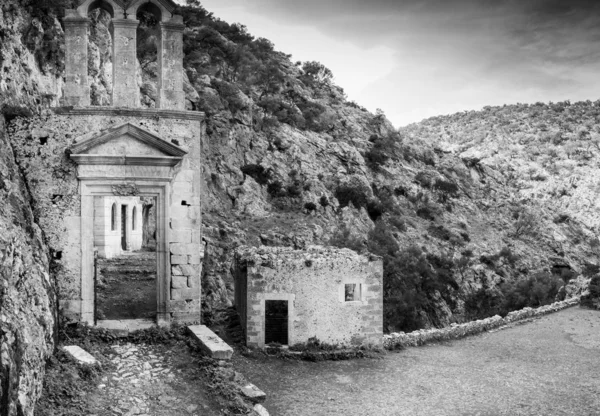 Ερειπωμένο Κτίριο Έναντι Βουνό Κρήτη Ελλάδα — Φωτογραφία Αρχείου