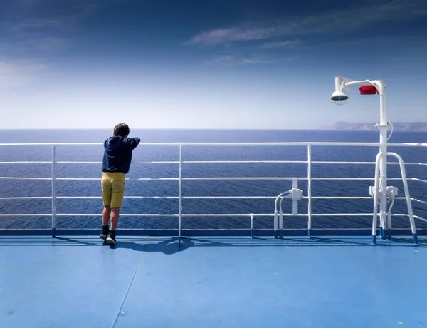Chłopiec Podziwiając Seascape Pokładu Łodzi Milos Island Grecja — Zdjęcie stockowe