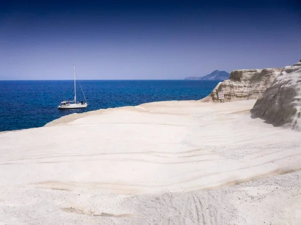 White Rock Beach Boat Milos Island Greece — Stock Photo, Image