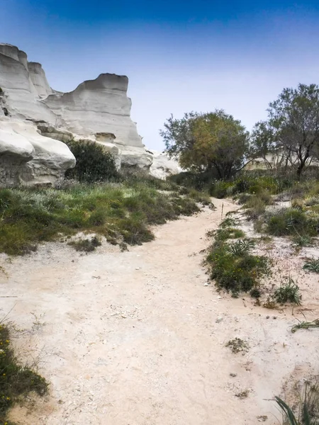 Rock Kayalıklarla Tarafından Kum Milos Island Yunanistan — Stok fotoğraf