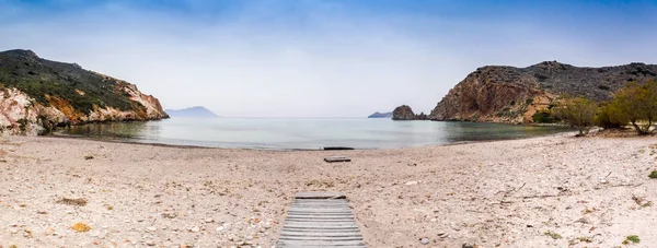ビーチ ミロス島 ギリシャで崖のパノラマ ビュー — ストック写真