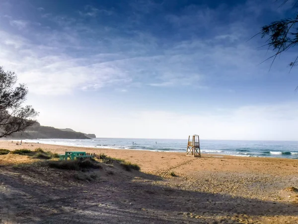 Arka planda deniz manzarası ile plajda cankurtaran sandalye 