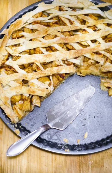 yakın tepsisini pişirme üzerinde elma pastası