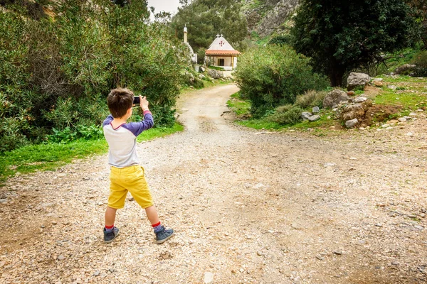 Задній Вид Хлопчик Фотографування Церкви Крит Греція — стокове фото