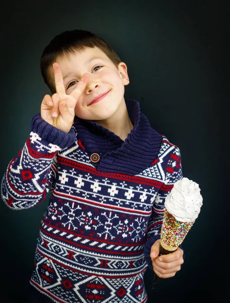 Niño Sonriendo Con Cono Helado Mano —  Fotos de Stock