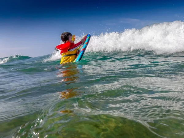 Niño Disfrutando Maremotos Con Tabla Surf Medio Del Mar — Foto de Stock