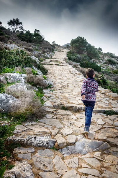 Achteraanzicht Van Jongen Bergop Wandelen Kreta Griekenland — Stockfoto