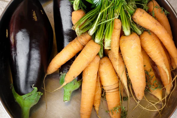 Närbild Morötter Och Äggplantor Kärlet — Stockfoto