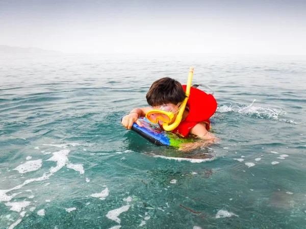 Chłopiec Nurkowanie Rurką Nurkowanie Morzu Kreta Grecja — Zdjęcie stockowe