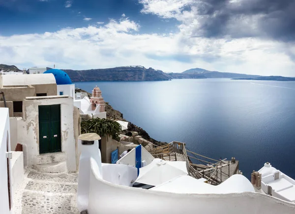 传统建筑和圣托里尼岛对多云的天空在希腊 — 图库照片