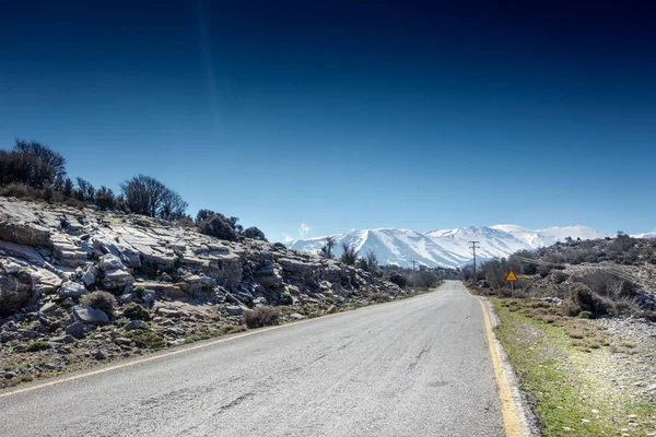 Longo Trecho Estrada Com Montanhas Cobertas Neve Fundo — Fotografia de Stock