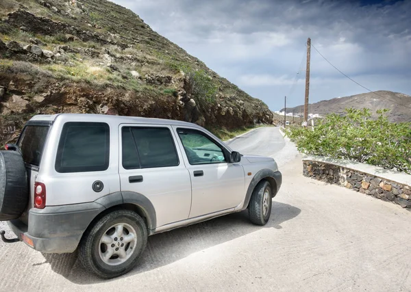 Auto Sulla Strada Montagna Contro Cielo Nuvoloso Santorini Grecia — Foto Stock