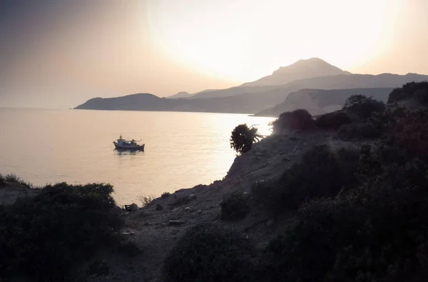 Silhouette Della Barca Delle Montagne All Isola Milos Grecia — Foto Stock