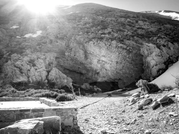 Aussichtsreiche Ansicht Des Tunnels Unter Felsformation Bei Gleißendem Sonnenlicht — Stockfoto