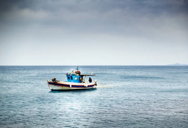 Liten Båt Mitten Havet Kreta Grekland Europa — Stockfoto