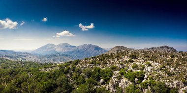 Gökyüzüne karşı dağ manzarası