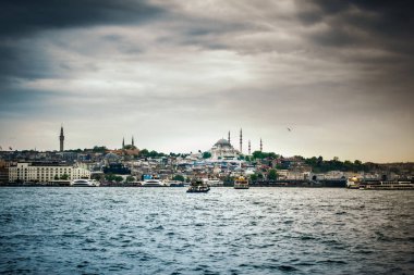 Arka planda şehir manzarası ile Deniz