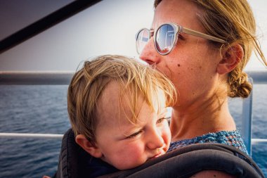 Akdeniz'de tourboat erkek bebek ile anne, Yunanistan