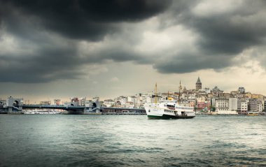 Şehir önünde denize yelken gemi