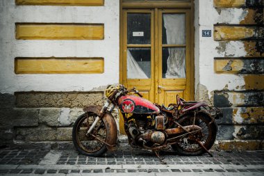 eski paslı motosiklet