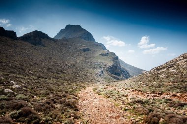 Kayalık dağın ortasında toprak yol