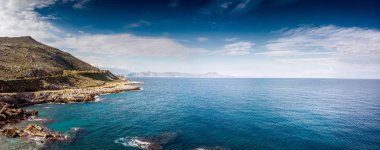 Deniz manzarası ve dağ