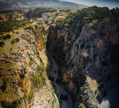Girit'teki Aradena Geçidi üzerindeki dağ manzarasının panoramik manzarası