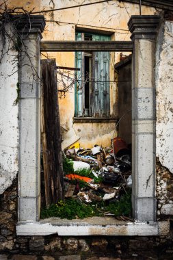 Terk edilmiş evin dışında hurda