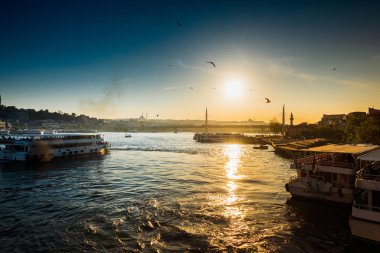 Arka planda köprü ile limanda gemi görünümü