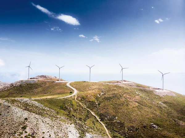 Vista de moinhos de vento na montanha — Fotografia de Stock