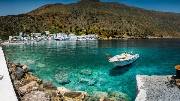 Vista sobre barco a motor amarrado en la costa del puerto griego — Foto de Stock