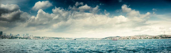 Море против облачного неба — стоковое фото