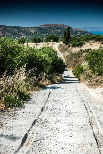 Pista de pneus na estrada sinuosa na montanha de Creta Island, Gree — Fotografia de Stock