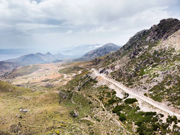 Montanha rochosa com passo de montanha — Fotografia de Stock