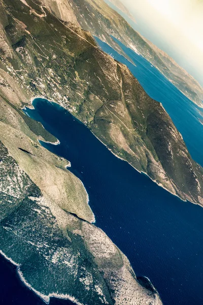 Veduta aerea del mare e della montagna — Foto Stock