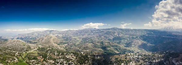 Paysage montagneux panoramique contre le ciel — Photo