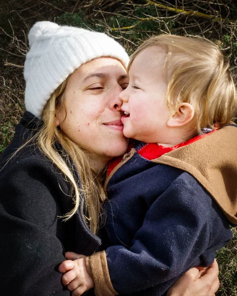 De cerca, de sonriente madre e hijo — Foto de Stock