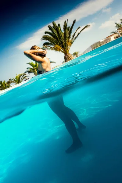 Frau steht im Pool — Stockfoto